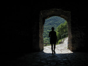 femme-marche-passage-voute-rue-travnik-bosnie