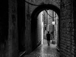 femme-marche-rue-sibenik-croatie