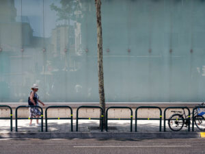 femme-marche-rue-tirana-albanie