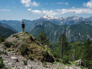 femme-promontoire-montagne-paysage-valbona-albanie