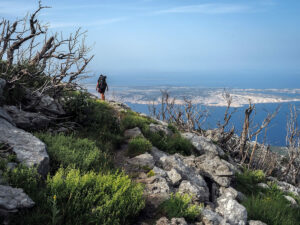 femme-randonnee-mer-adriatique-parc-velebit-croatie