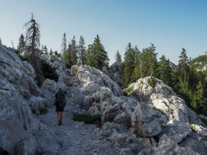 femme-randonnee-sentier-rochers-parc-velebit-croatie