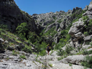 femme-sentier-randonnee-montagne-blagaj-bosnie