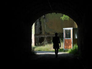 femme-tunnel-entree-bunkart-un-tirana-albanie