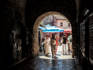 femmes-marche-passage-voute-rue-trebinje-bosnie