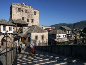 femmes-musulmanes-voile-pont-mostar-bosnie