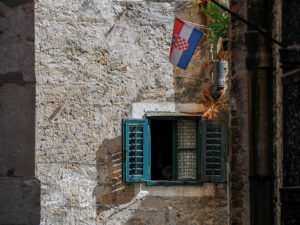 fenetre-volets-verts-drapeau-croate-sibenik-croatie