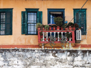 fenetre-volets-verts-facade-orange-batiment-rue-tirana-albanie