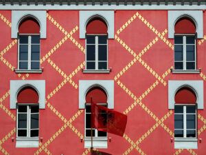 fenetres-batiment-orange-ministere-agrciculture-tirana-albanie
