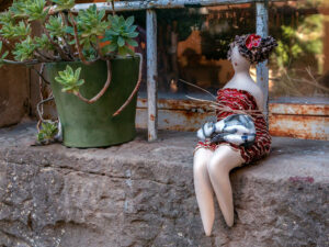 figurine-porcelaine-femme-fenetre-rue-groznjan-croatie