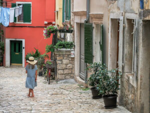 fille-chapeau-paille-marche-rue-rovinj-croatie
