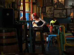 fille-salle-couleurs-radio-bar-blloku-tirana-albanie