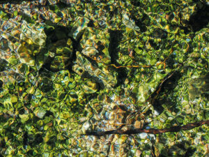 fond-vert-abstrait-riviere-cristalline-nature-albanie