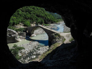 grotte-pont-canyon-langarica-vjosa-albanie