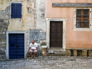 homme-assis-rue-groznjan-croatie