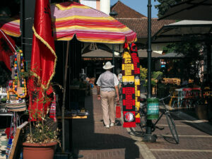 homme-chapeau-marche-tirana-albanie
