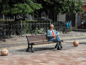 homme-costume-assis-banc-rue-shkoder-albanie