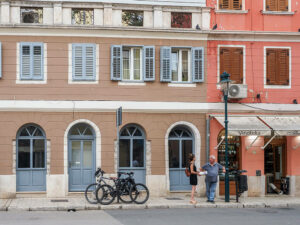 homme-femme-velos-facade-beige-orange-rue-rovinj-croatie