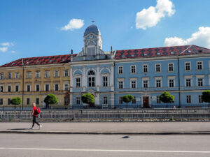 homme-marche-centre-scolaire-catholique-couleurs-travnik-bosnie