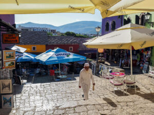 homme-musulman-placette-pavee-centre-ancien-mostar-bosnie