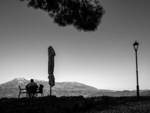 homme-terrasse-bar-forteresse-berat-albanie