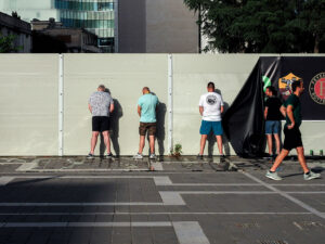 hommes-urine-mur-rue-tirana-albanie