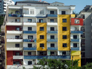 immeuble-balcons-couleurs-tirana-albanie