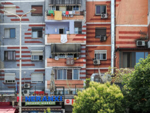 immeuble-couleurs-arbre-tirana-albanie