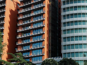 immeuble-moderne-bleu-orange-tirana-albanie