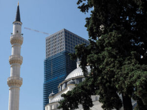 immeuble-moderne-mosquee-arbre-tirana-albanie