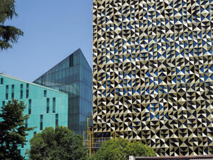 immeubles-modernes-vert-bleu-jaune-blloku-tirana-albanie