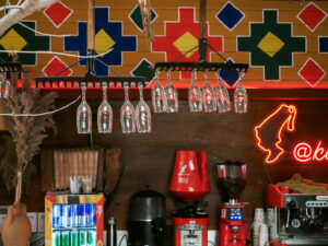 interieur-couleurs-rouge-bar-tirana-albanie