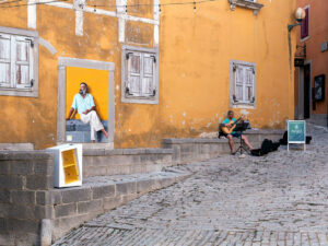 joueur-guitare-batiment-jaune-rue-labin-croatie