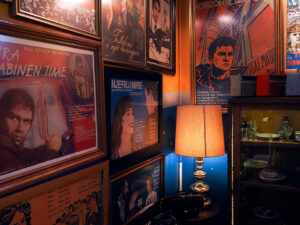 lampe-tableaux-couleurs-radio-bar-blloku-tirana-albanie