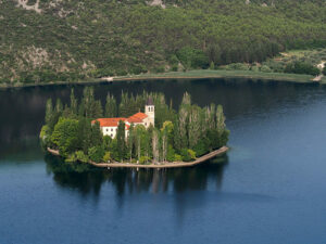 monastere-ile-visovac-riviere-krka-croatie