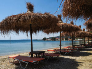 parasols-chaises-longues-plage-kala-nera-pelion-grece