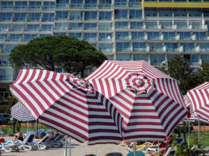 parasols-rayures-appartements-terrasses-rabac-croatie