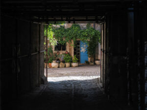 passage-sombre-rue-personnes-assises-groznjan-croatie