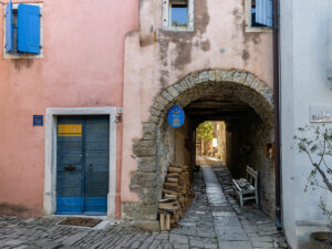 passage-voute-immeuble-facade-rose-groznjan-croatie