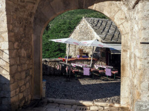 passage-voute-pierre-rue-mostar-bosnie