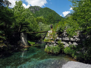 passerelle-chemin-randonnee-oeil-bleu-vallee-theth-albanie