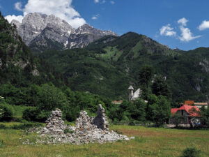 paysage-eglise-village-theth-albanie