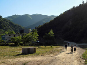 paysage-randonneurs-chemin-cascade-bogove-albanie