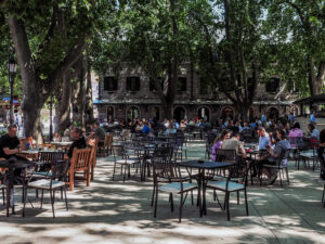 personnes-assises-terrasse-cafe-bar-place-trebinje-bosnie