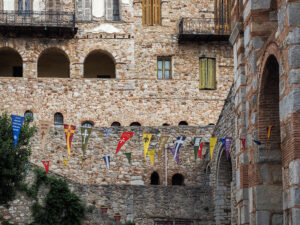 place-centrale-monastere-osios-lukas-grece