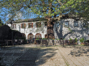 place-centrale-monodendri-sentier-epirus-zagori-grece