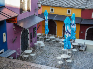 placette-terrasse-bar-couleurs-parasols-mostar-bosnie