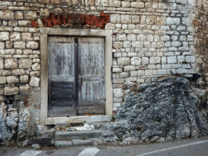 porte-bois-facade-pierre-brique-sibenik-croatie