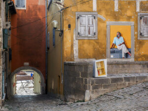 promeneur-rue-pavee-facade-rouge-jaune-trompe-oeil-labin-croatie