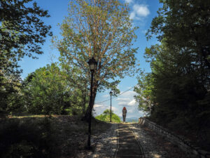 promeneur-ruelle-monodendri-epire-zagori-grece